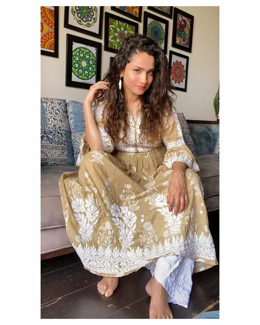 Ankita Lokhande ने कोहरे के बीच पूल में दिखाईं अदाएं, यहां देखे तस्वीरें