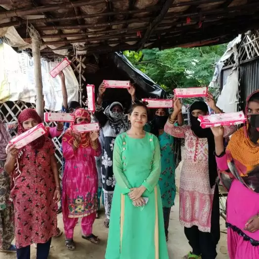माहवारी के संबंध में जागरूक कर सैनिटरी नैपकिन का निशुल्क वितरण किया