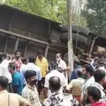 केरल में बस पलटकर घर पर गिरी, सात लोगों की मौत