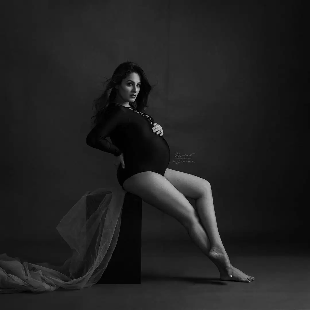 Anita Hassanandani ने शेयर कीं बेबी बंप के साथ बोल्ड तस्वीरें, देखे तस्वीरें