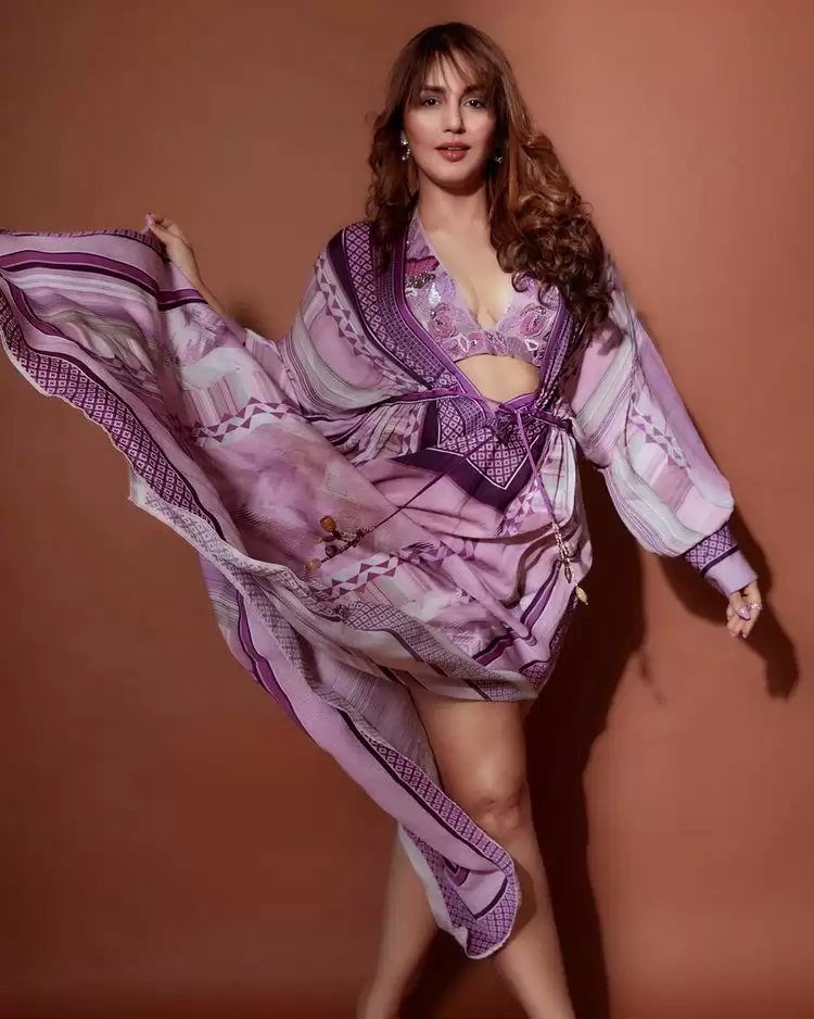 Huma Qureshi ने लगाया ग्लैमर का तड़का, देखें तस्वीरें!!
