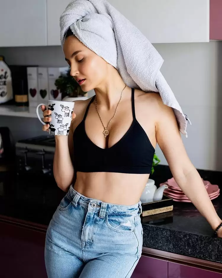 Elli Avram का देखे हॉट अंदाज़, तस्वीरों से नज़र नहीं हटा पाएंगे !!
