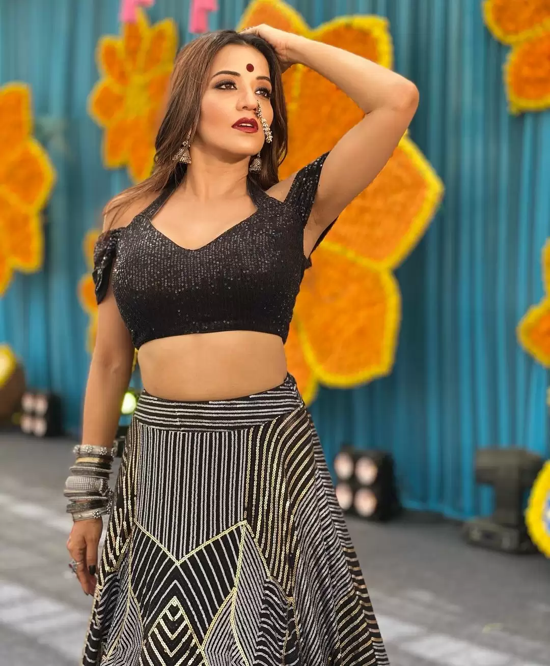 Monalisa ने देसी अंदाज में दिखाईं दिलकश अदाएं, देखिए तस्वीरें