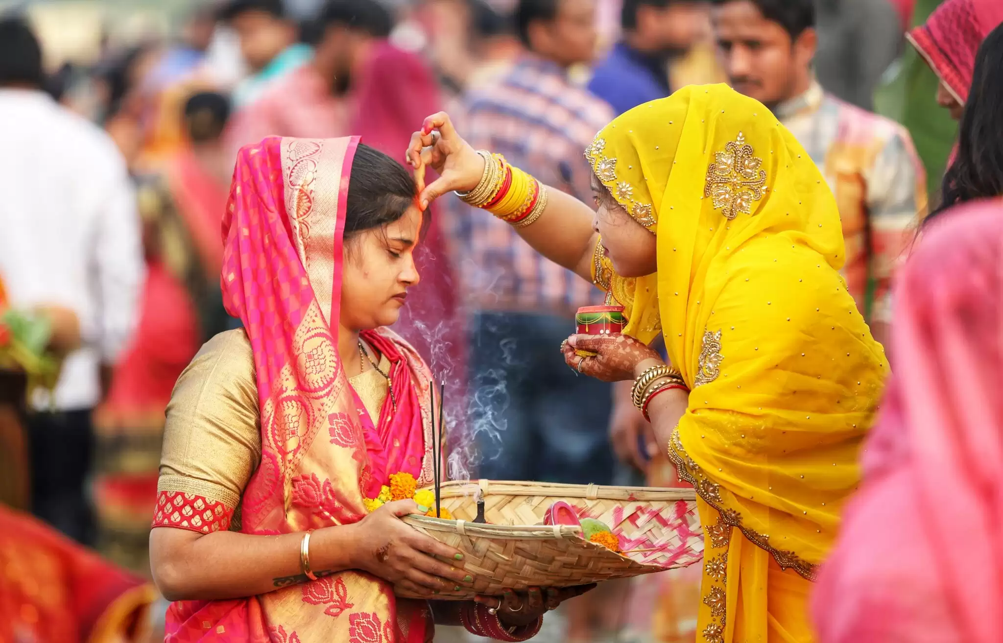 लखनऊ में गोमती नदी के तट पर छठ पूजा करती महिला