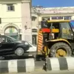 गाड़ी में बैठे शख्स को उठा ले गई नगर निगम की क्रेन