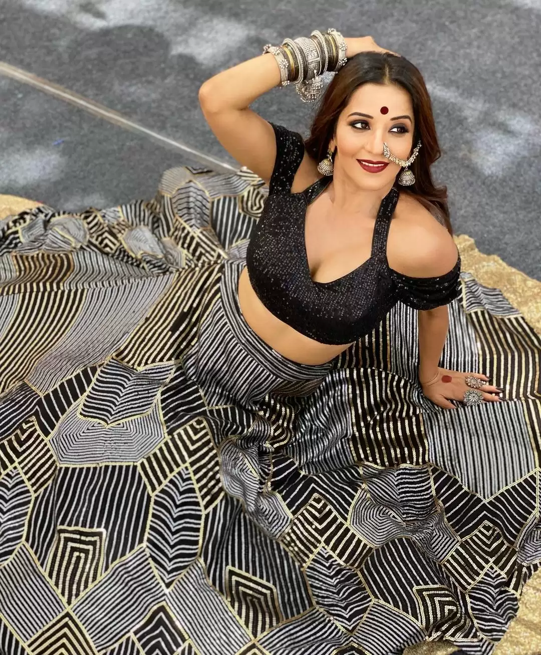 Monalisa ने देसी अंदाज में दिखाईं दिलकश अदाएं, देखिए तस्वीरें