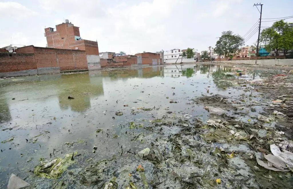 लखनऊ किे अस्पतालों में मरीजों की भीड़, हर दिन बदलता मौसम बना वायरल का कारण