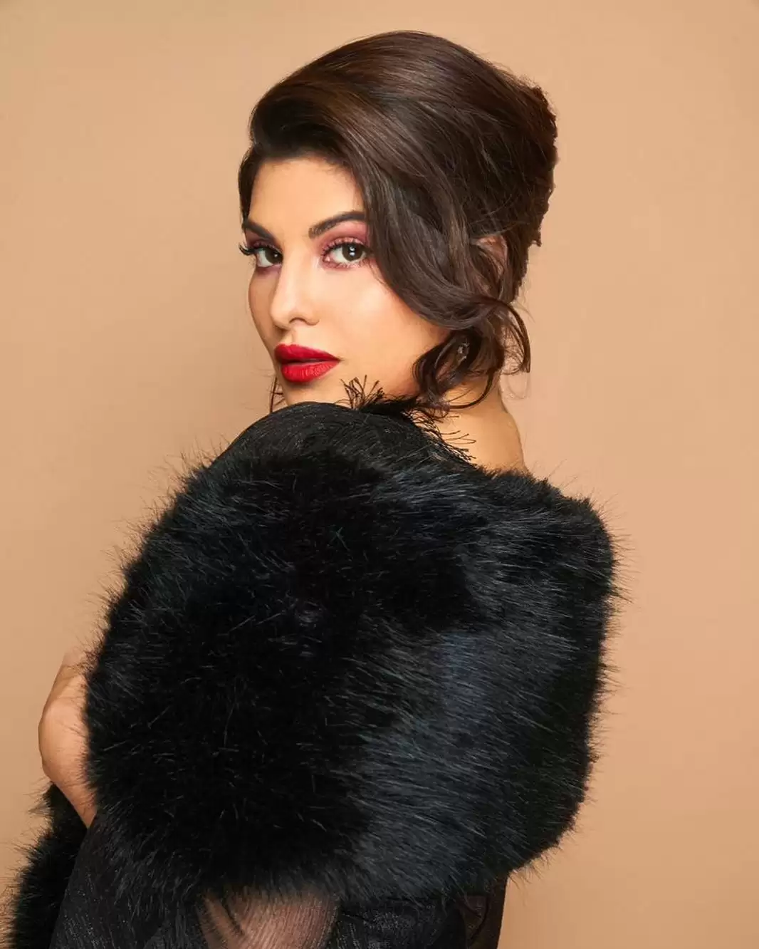 Jacqueline Fernandez ने ब्लैक ड्रेस में शेयर कीं बोल्ड अंदाज में तस्वीरें , फैंस के उड़े होश