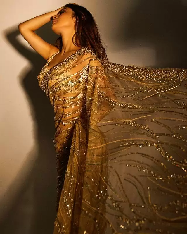 Mouni Roy ने ट्रेडिशनल लुक से खींचा सबका ध्यान, देखे तस्वीरें