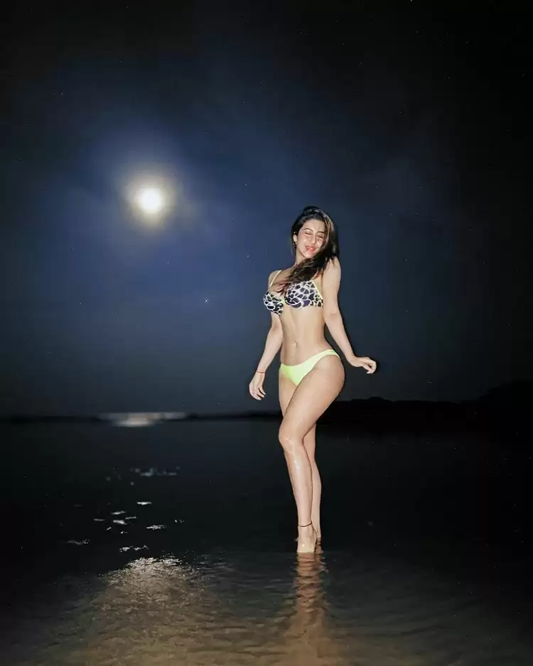 Sonarika Bhadoria ने दिखाया अपना बोल्ड लुक, देखे तस्वीरें