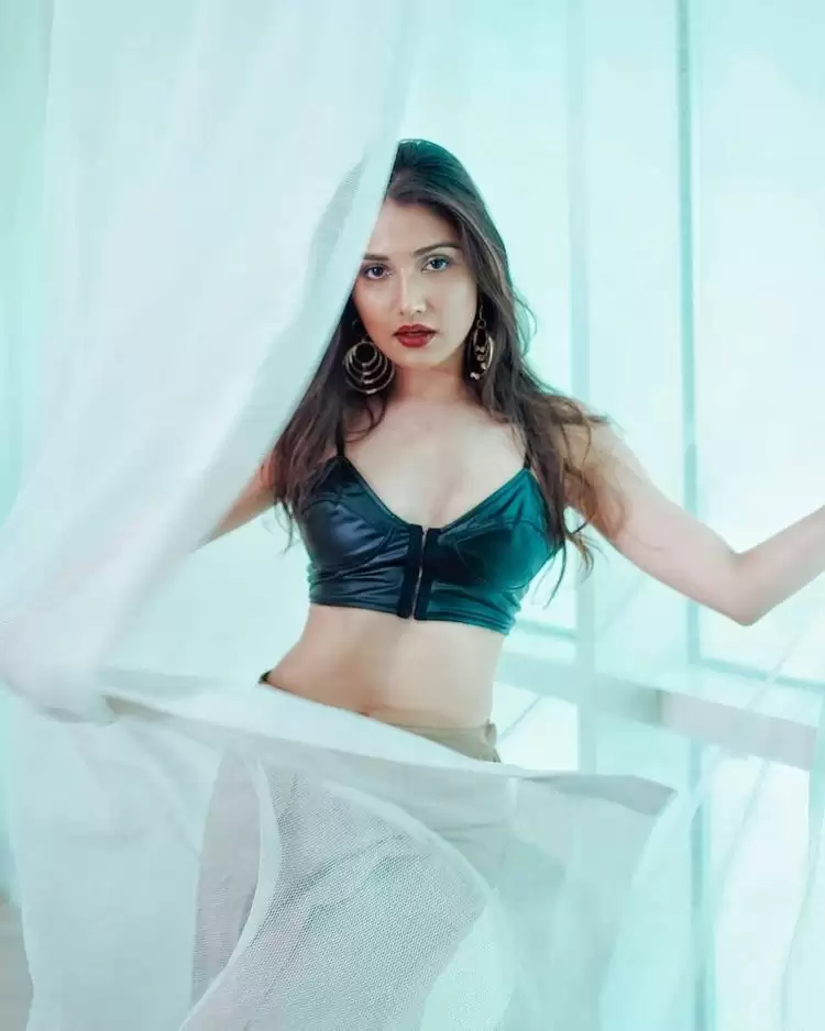 Donal Bisht ने फैन्स के दिलों पर चलाई छुरियां, देखे तस्वीरें