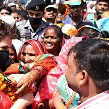 रायबरेली पहुंचीं प्रियंका, स्वागत को खड़े कार्यकर्ताओं में झड़प