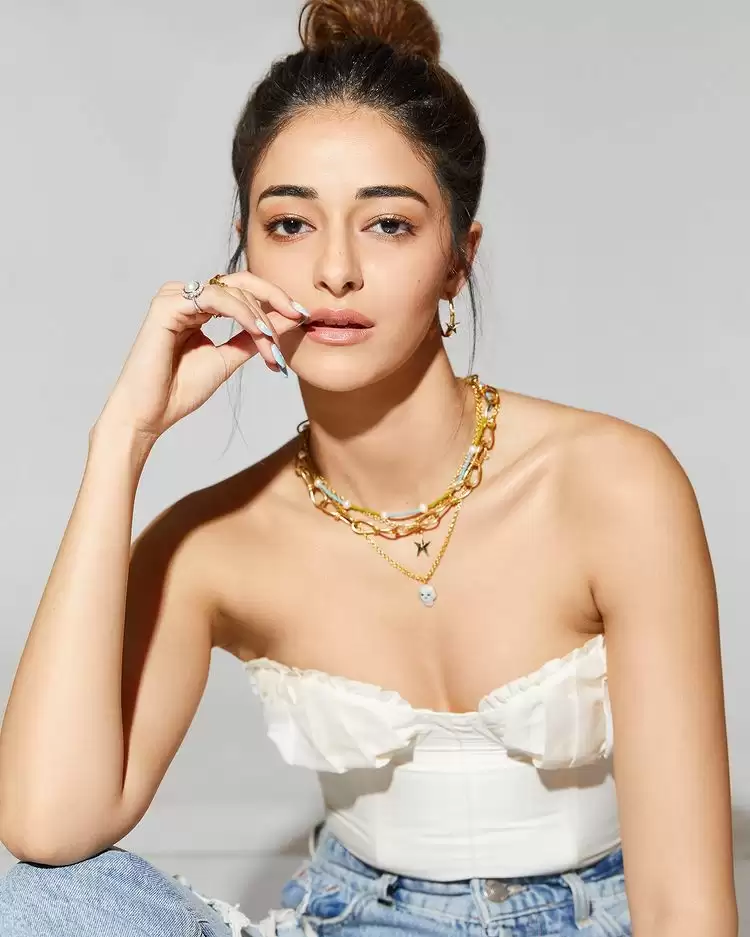 Ananya Panday उड़ा रही है सबके होश, देखे तस्वीरें!!