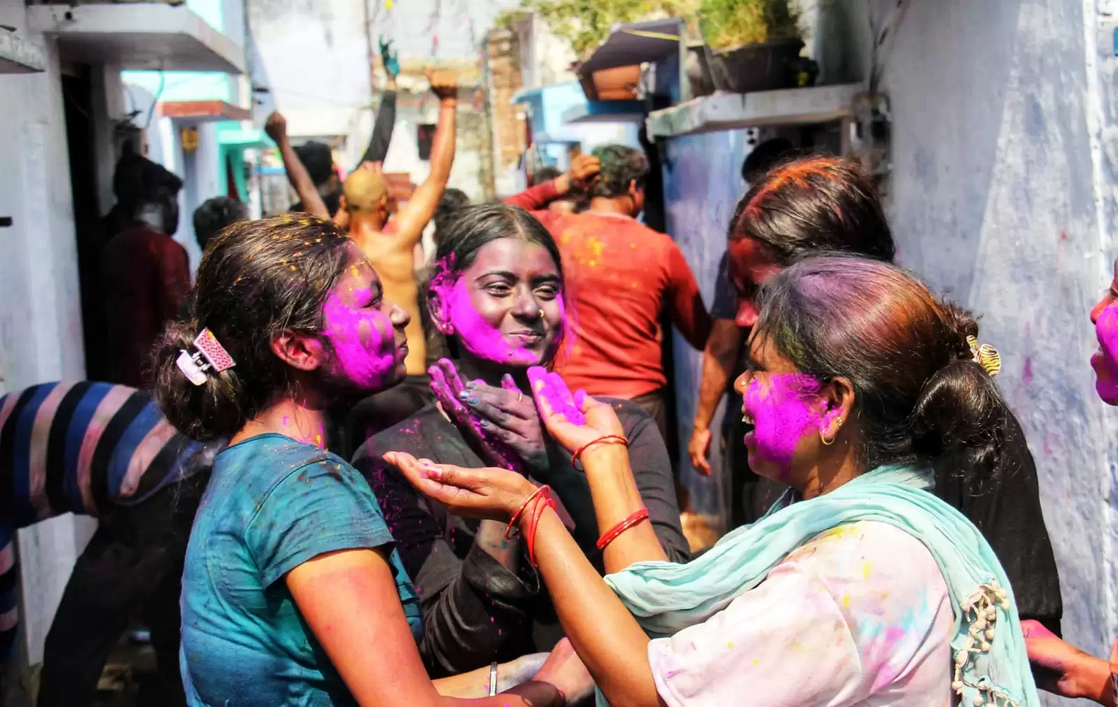 Holi Festival Images: कहां कैसे हुई रंगों की बौछार, देखे होली की रंगीन तस्वीरें!!