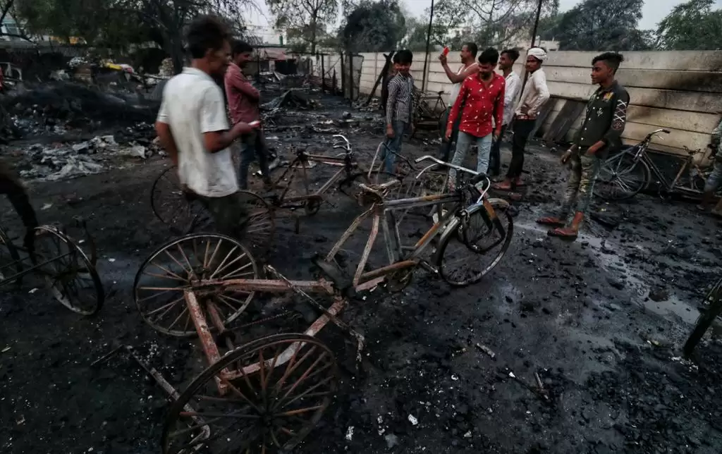 Shocking Incident: झोपड पटटी में लगी भीषण आग, धमाके के साथ फटे एलपीजी सिलेंडर