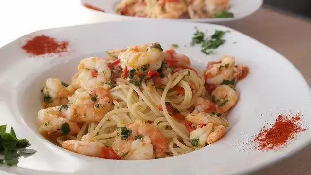 घर पर बनाएं Chilli Garlic Noodles, इस तरह करे तैयार