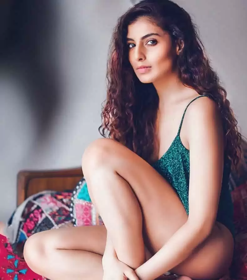 पंजाबी क्रिकेट एंकर Nashpreet Singh ने उड़ाए फैंस के होश, देखे तस्वीरें