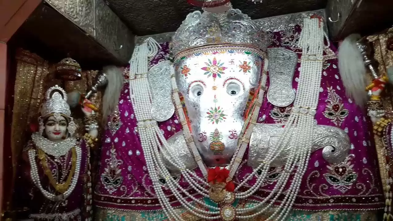 इश्किया गजानन मंदिर है बेहद खास, प्रेमी जोड़ा एक बार जरूर जाएं!!