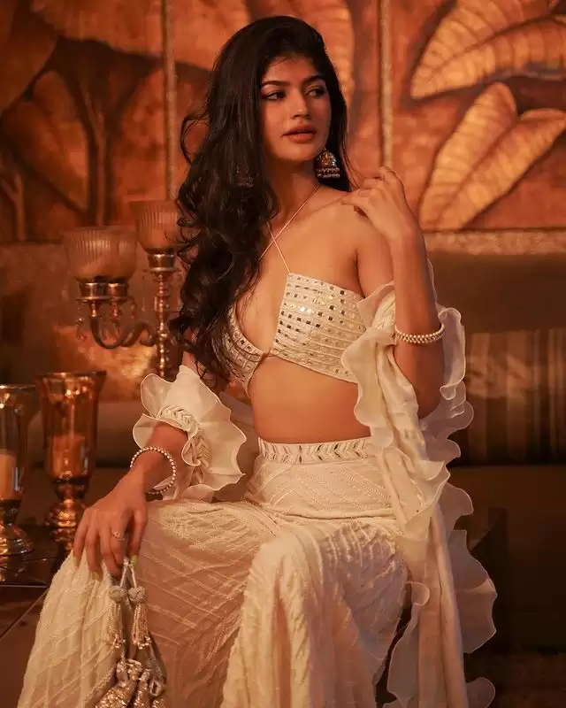 Anjini Dhawan ने ट्रेडिशनल लुक में लगाया बोल्डनेस का तड़का, देखे तस्वीरें