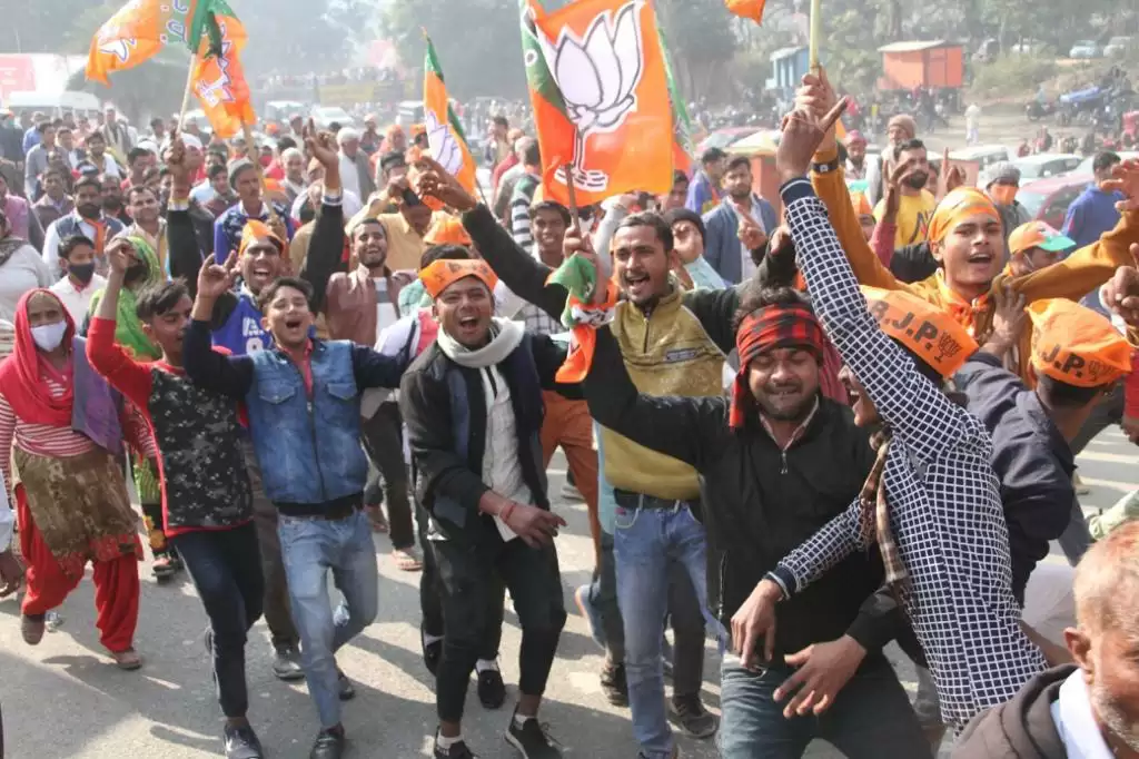 पीएम मोदी ने युवाओं को लुभाया, सपा पर चलाये तीर