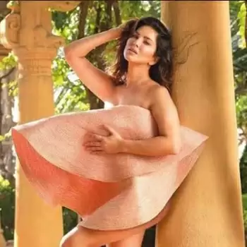 सनी लियोनी ने सिर्फ हैट से ढका बदन
