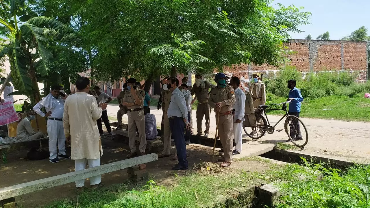 मुज़फ्फरनगर: युवती से छेड़छाड़ की घटना पर दो समुदायों में जमकर पथराव