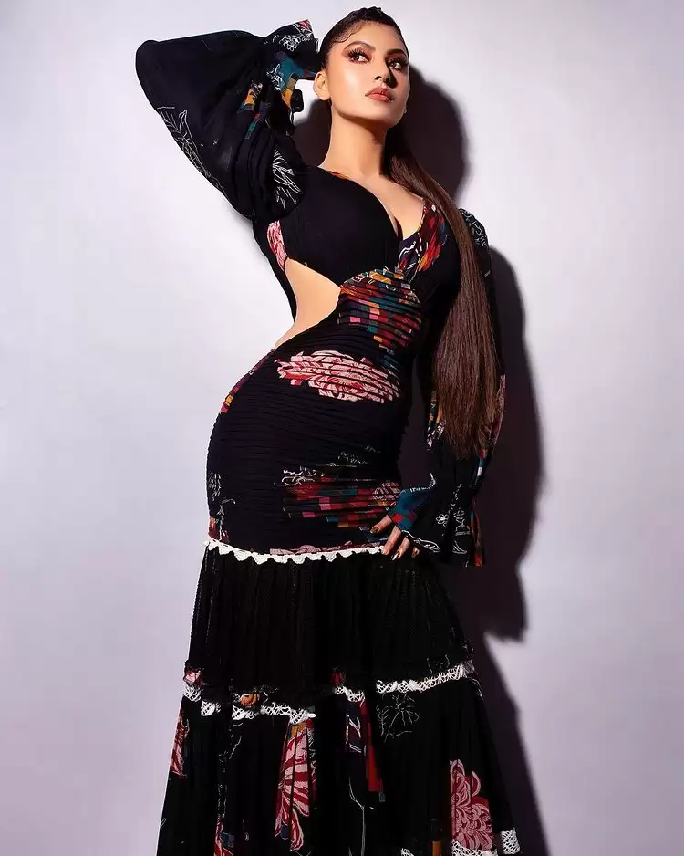 Urvashi Rautela Hot Pictures