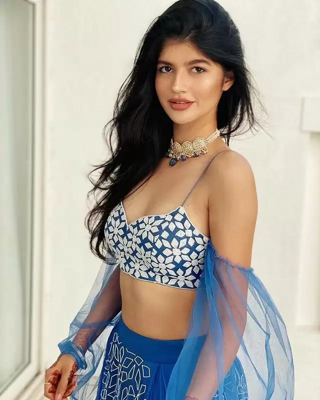 Anjini Dhawan ने ट्रेडिशनल लुक में लगाया बोल्डनेस का तड़का, देखे तस्वीरें