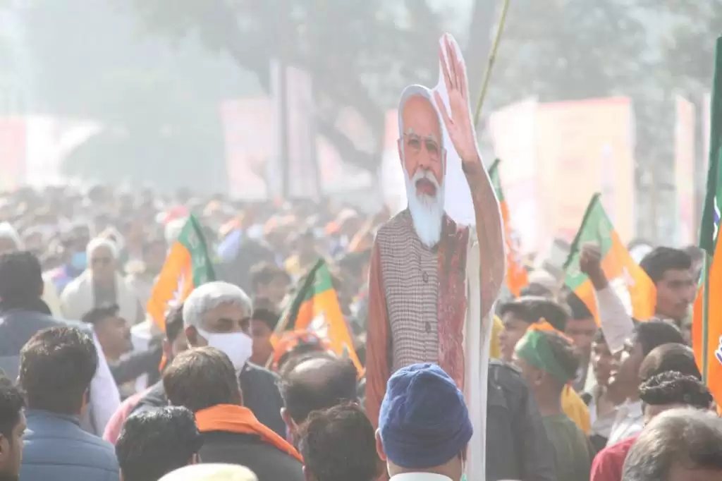 पीएम मोदी ने युवाओं को लुभाया, सपा पर चलाये तीर
