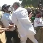 राहुल के बाद पुलिस की धक्कामुक्की में TMC सांसद डेरेक ओ’ब्रायन ज़मीन पर गिरे