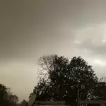 मेरठ में छाये काले बादल, दिल्ली-एनसीआर में चली धूल भरी आंधी