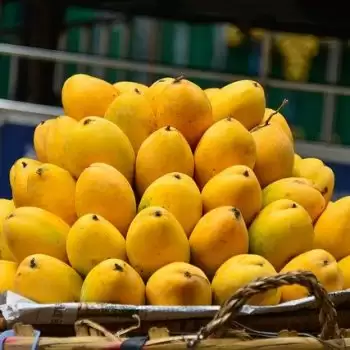 गर्मी में चेहरे को चमकता रखने के लिए आम का पैक लगाए, जाने कैसे