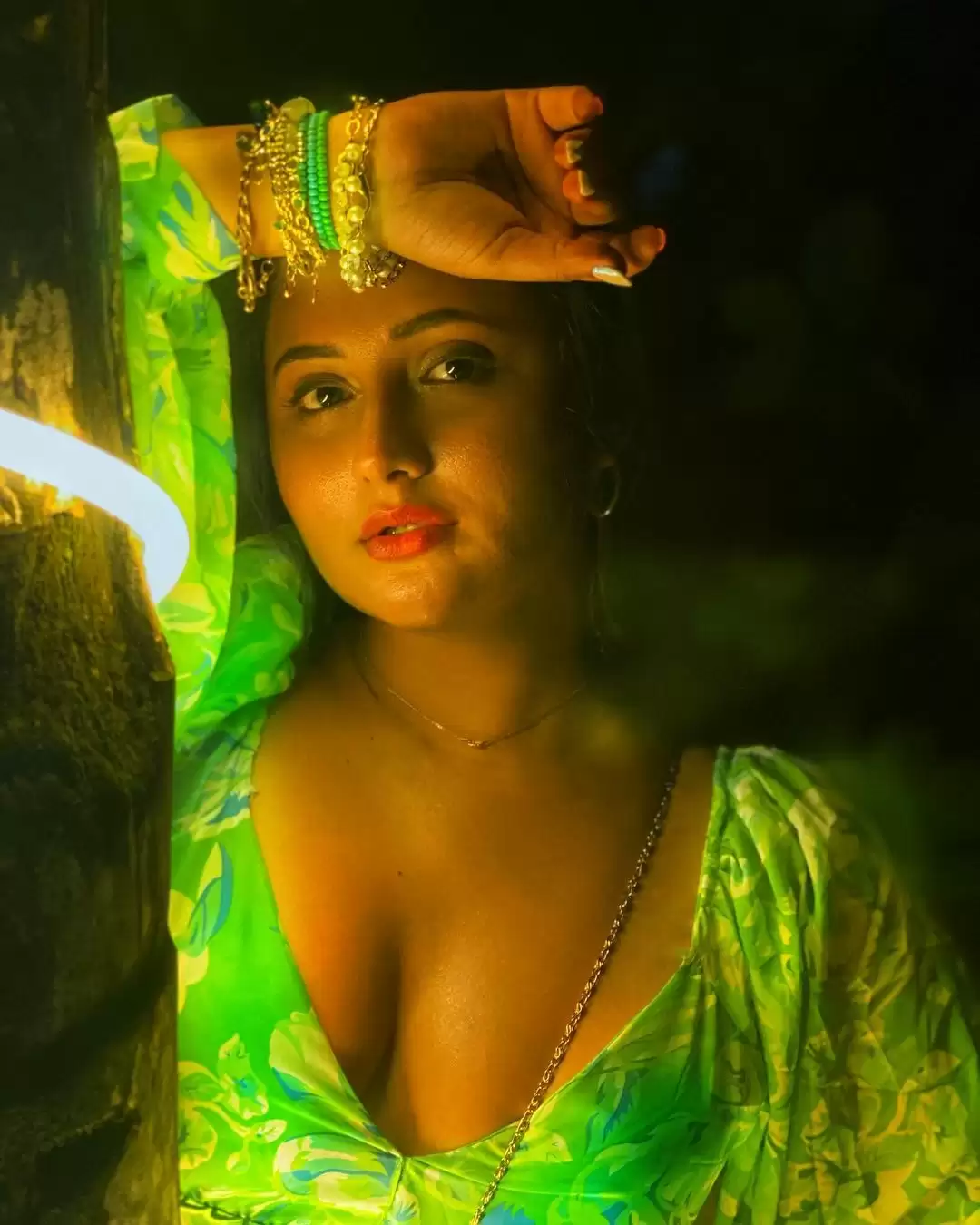 Rashmi Desai ने धड़काए फैंस के दिल, देखे तस्वीरें