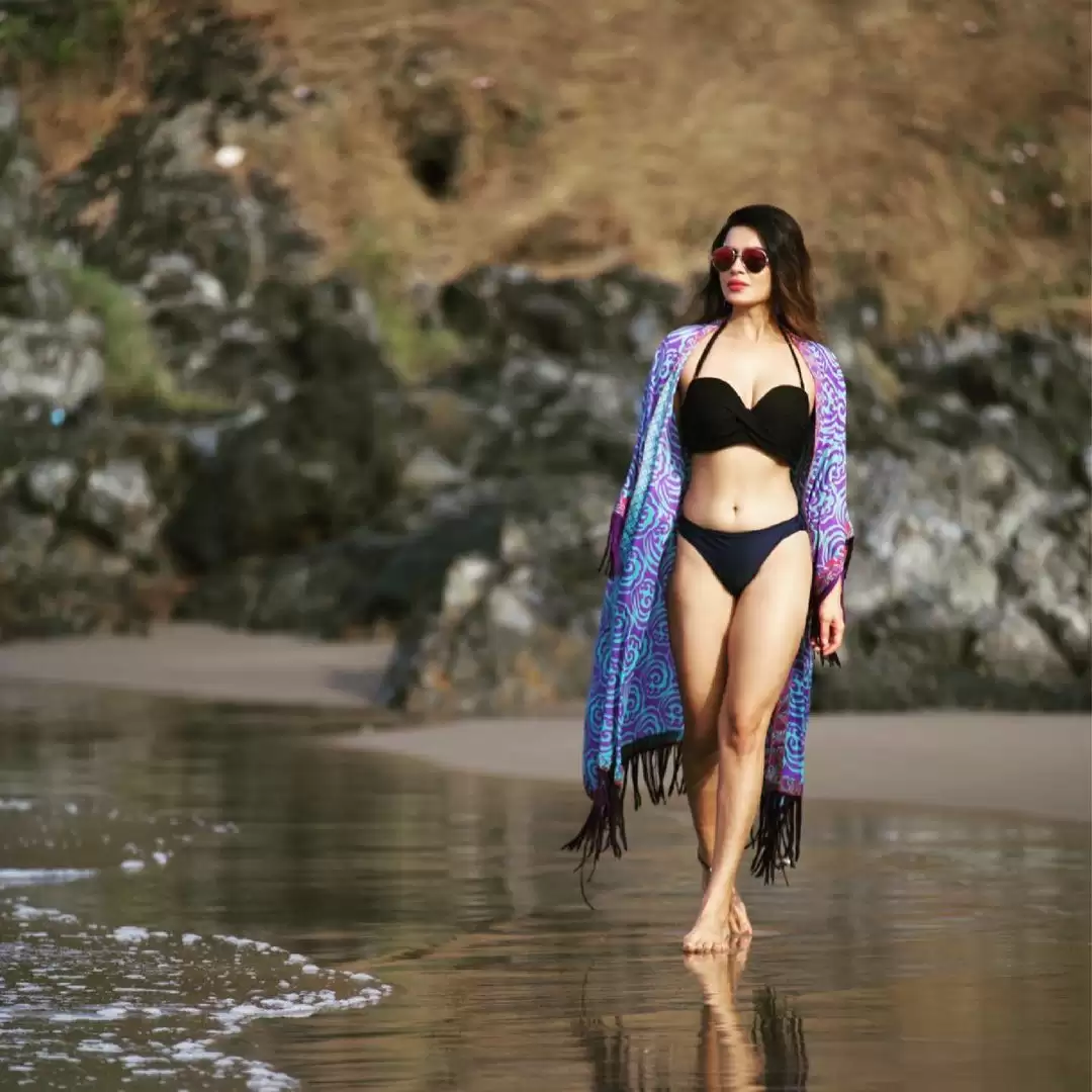Aashka Goradia ने समंदर किनारे किए मुश्किल योग आसन, फैंस के दिल थम गए है