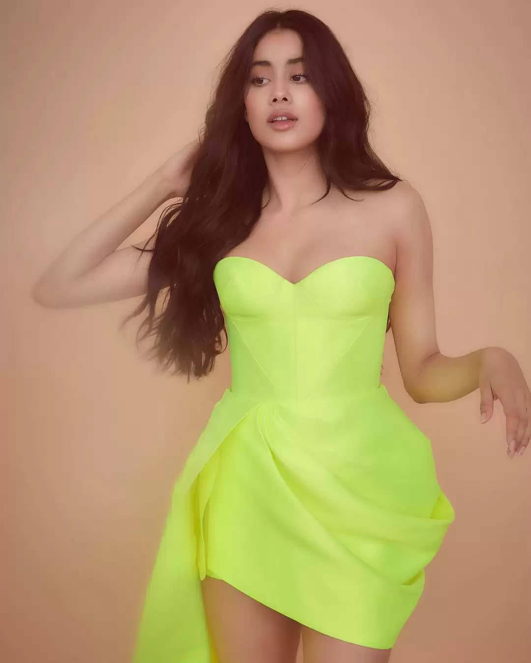 Janhvi Kapoor का ये लुक है बेहद कमाल, तस्वीरों से मचाई सनसनी