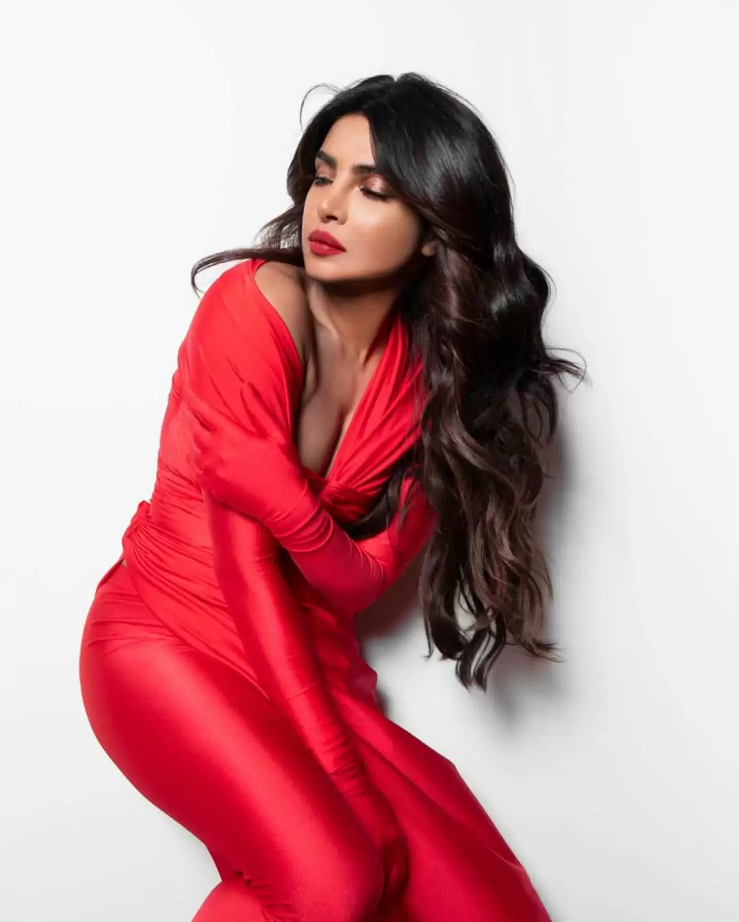 Priyanka Chopra की ये लेटेस्ट तस्वीरें उड़ा रहीं फैंस के होश, देखिये तस्वीरें