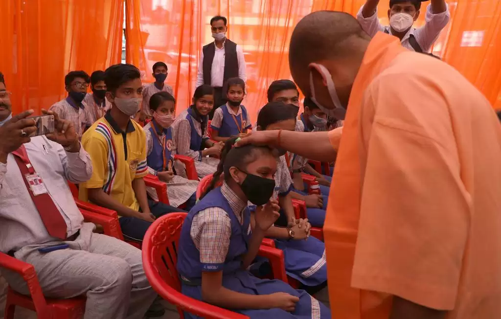 Child Vaccination: कोरोना से बचाव को 12—14 वर्ष के बच्चों के लिए टीकाकरण शुरू,बूथ पर पहुंचे कार्यवाहक मुख्यमंत्री योगी