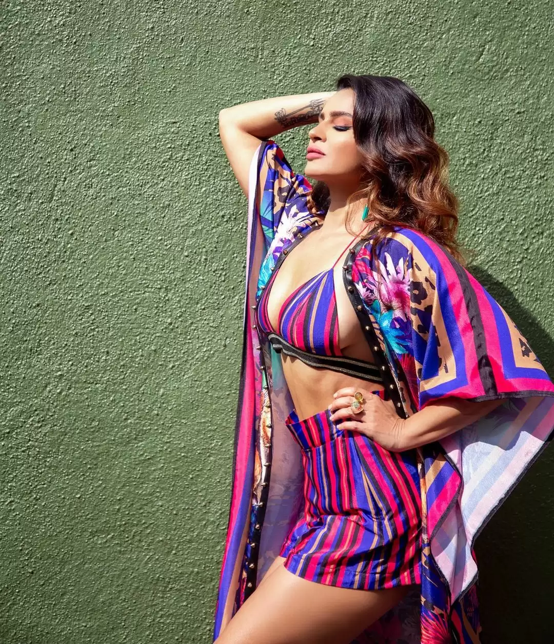 Aashka Goradia ने समंदर किनारे किए मुश्किल योग आसन, फैंस के दिल थम गए है