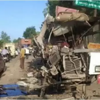 लखनऊ में दो बसों के बीच भीषण टक्कर, 6 मुसाफिरों की मौत