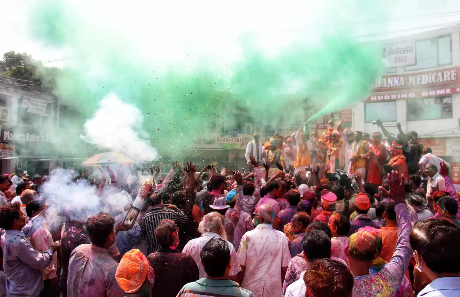 Holi Festival Images: कहां कैसे हुई रंगों की बौछार, देखे होली की रंगीन तस्वीरें!!
