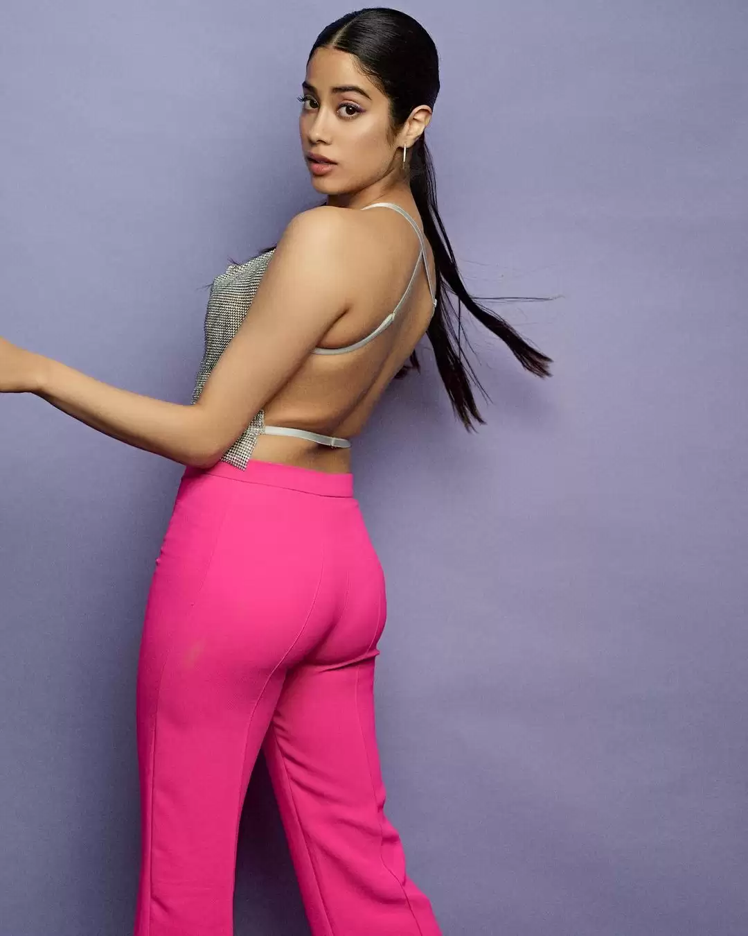 Janhvi Kapoor का ये लुक है बेहद कमाल, तस्वीरों से मचाई सनसनी