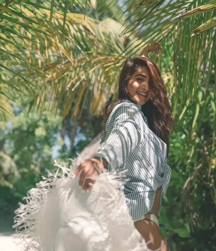 Pooja Hegde का ये अंदाज़ देख फैंस हुए बेकाबू, देखे तस्वीरें