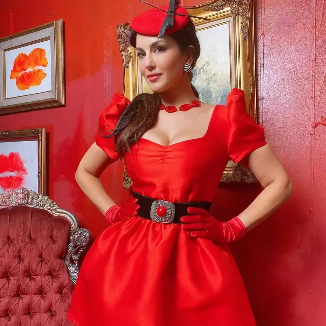 Sunny Leone ने रेड शॉर्ट ड्रेस में दिखाया बोल्ड और बेहद खूबसूरत अंदाज, देखिये तस्वीरें
