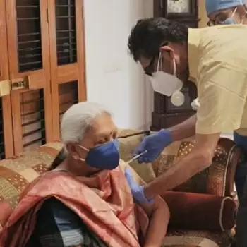 राज्यपाल आनंदीबेन ने कोरोना की स्वदेशी वैक्सीन लगवाई