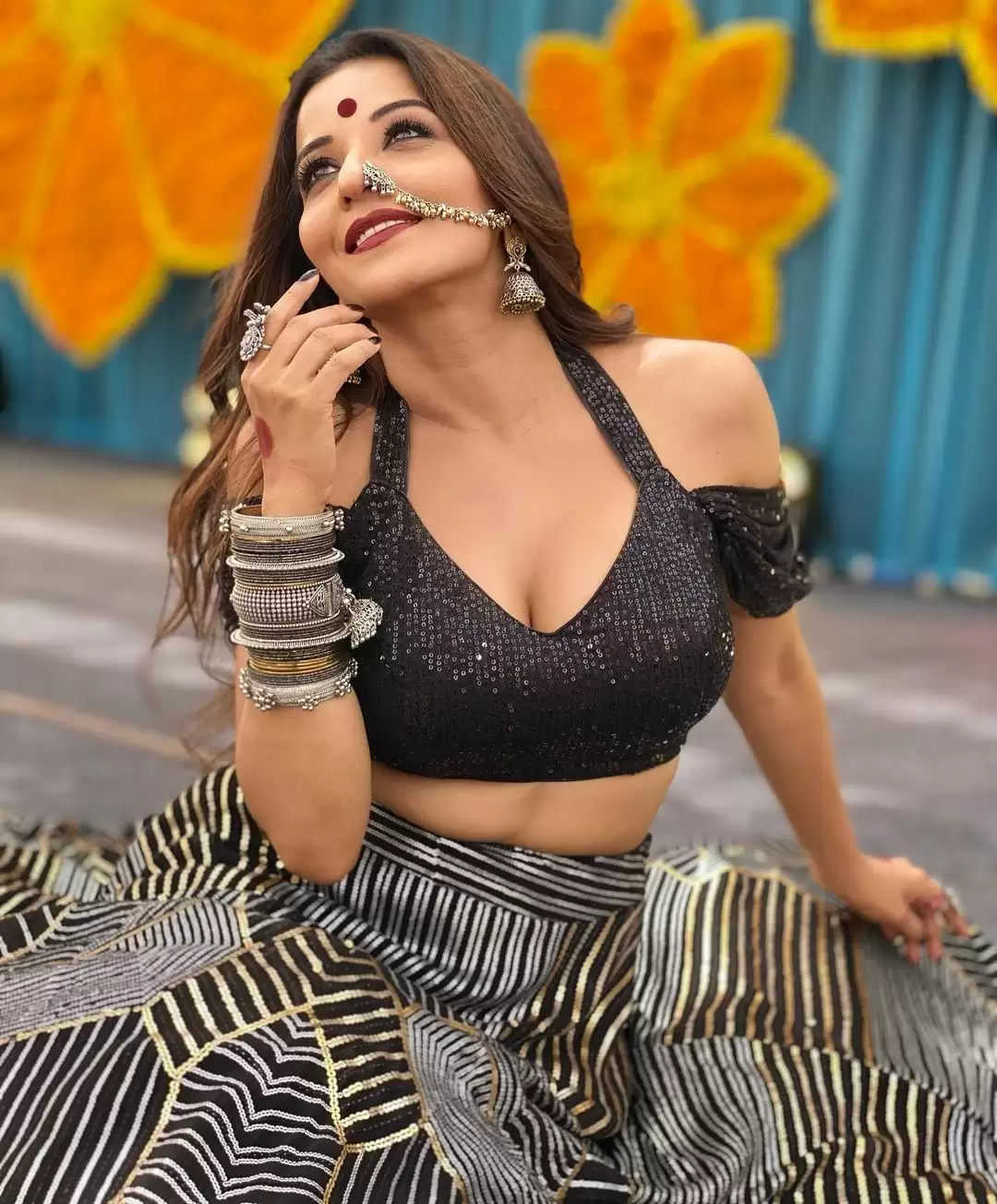 Monalisa ने देसी अंदाज में दिखाईं दिलकश अदाएं, देखिए तस्वीरें