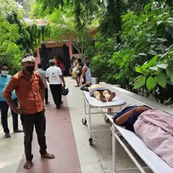 भीषण गर्मी में तपती स्ट्रेचर पर लेटकर मरीज करते हैं अपनी बारी आने का इंतजार