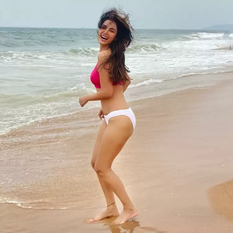 Sonal Chauhan ने बिकिनी पहनकर लगाई आग, देखे ये तस्वीरें