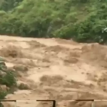 हिमाचल में बादल फटा, सड़कों पर बहने लगी गाड़ियां