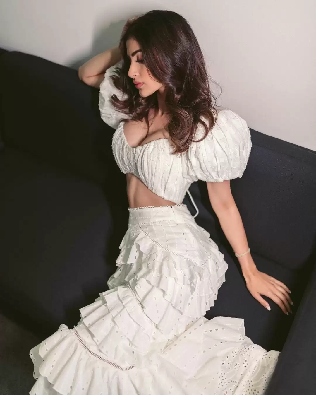 Mouni Roy की इन बोल्ड तस्वीरों ने मचाया हंगामा, देखे तस्वीरें