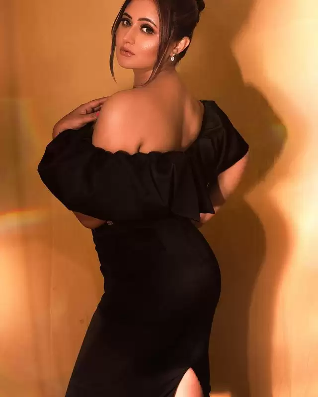 Rashami Desai ने बिखेरा खूबसूरती का जलवा, देखे उनका ‘स्टनिंग लुक्स’